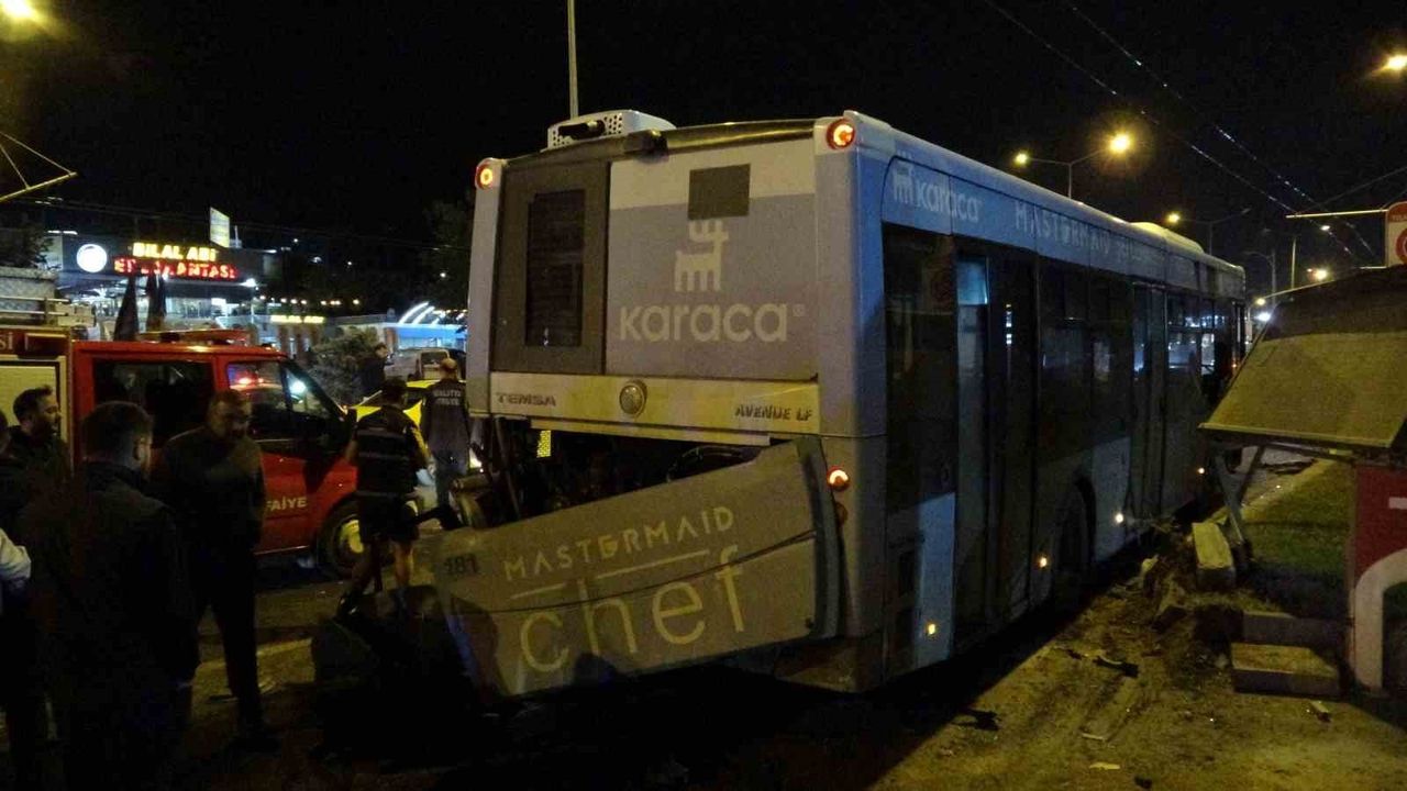 Malatya'da otomobilin tır ve halk otobüsüne çarpması: 2 ölü, 3 yaralı