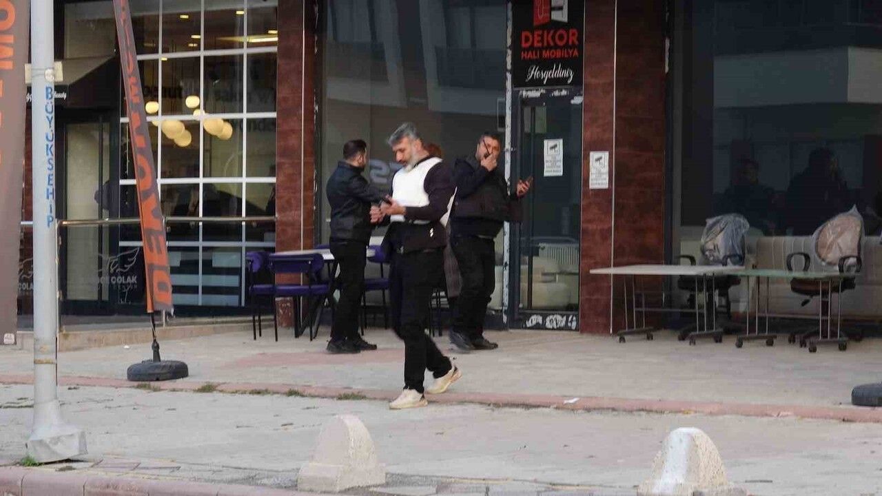 Malatya'da polis kadının tabancayla intihar girişimini son anda engelledi