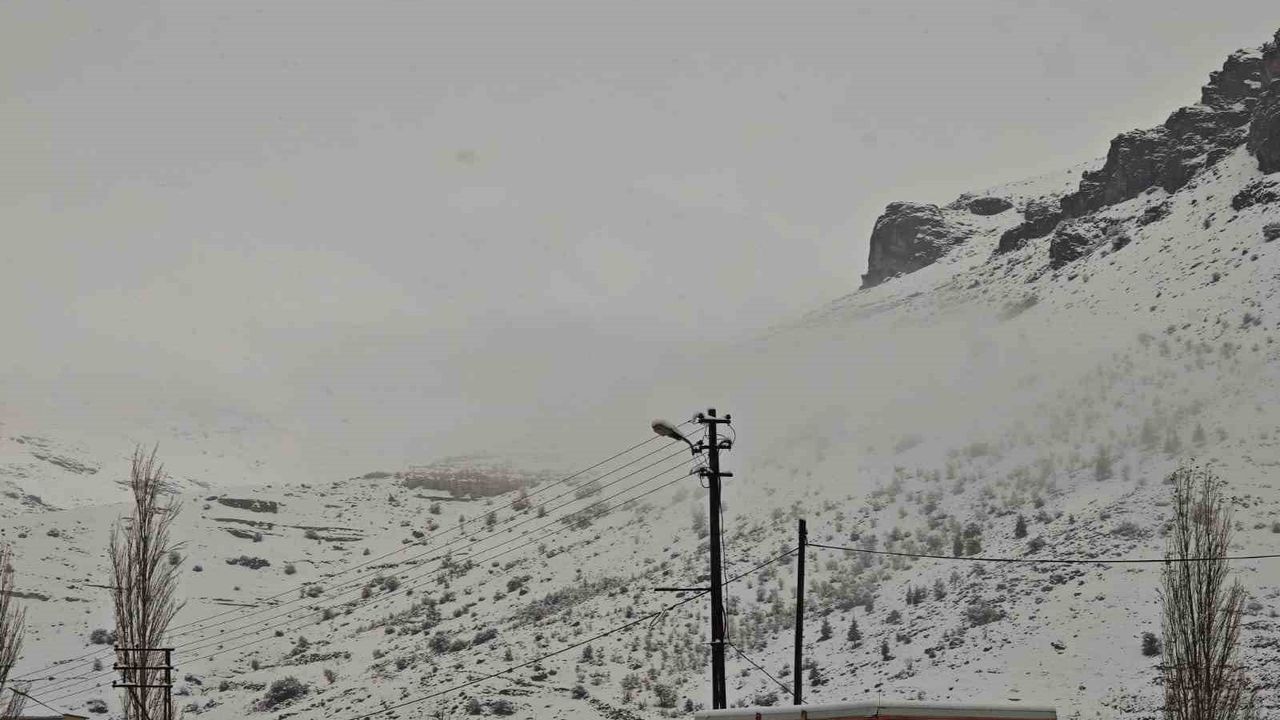 Malatya'da sağanak ve yüksek kesimlerde kar yağışı etkisini sürdürüyor