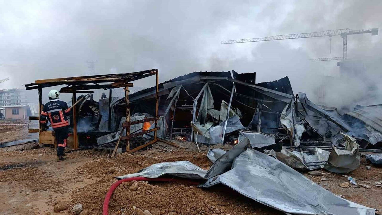 Malatya'da şantiyede konteyner yangını: Yaralanma yok, maddi hasar oluştu