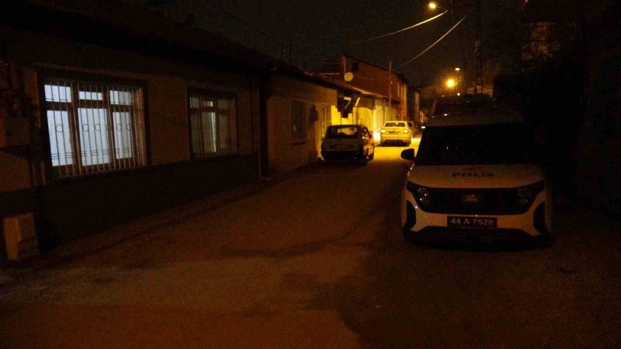 Malatya'da sofra bezi silkelerken düşen kadın, kalbi durduktan sonra hastanede yeniden hayata döndürüldü