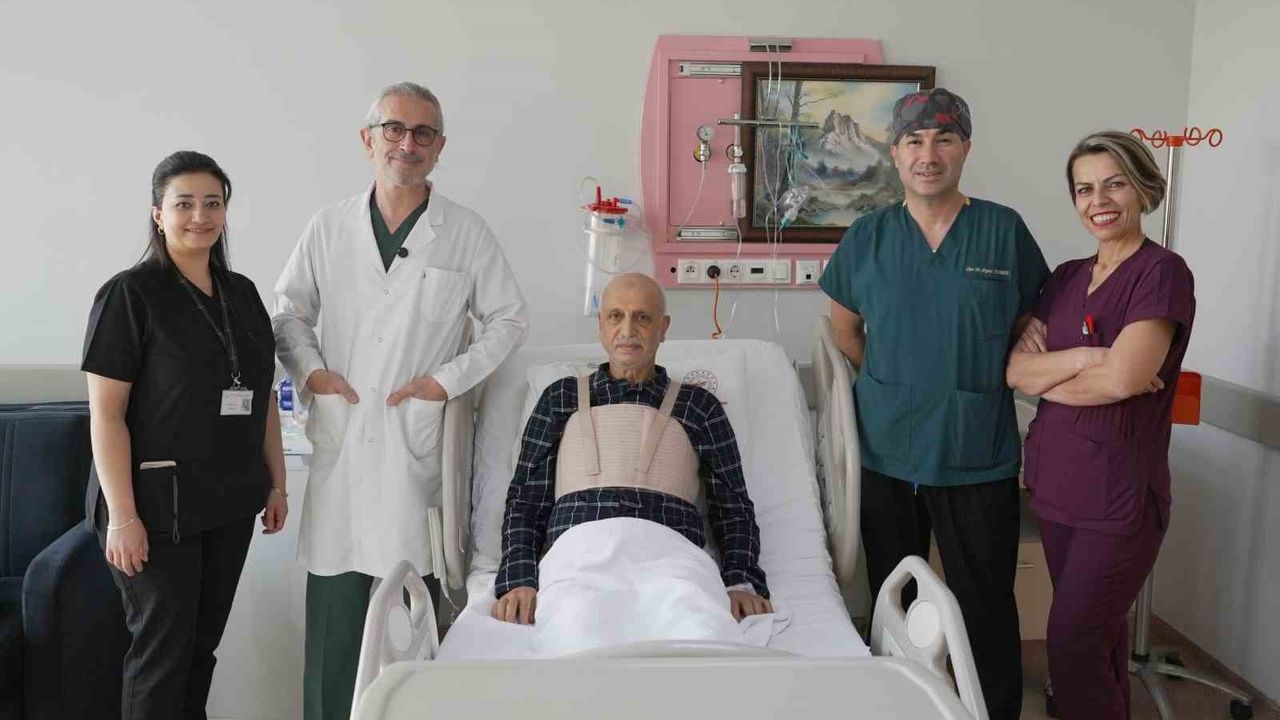 Malatya'da tek ameliyatta miksoma çıkarımı ve üç damar bypass'ı gerçekleştirildi