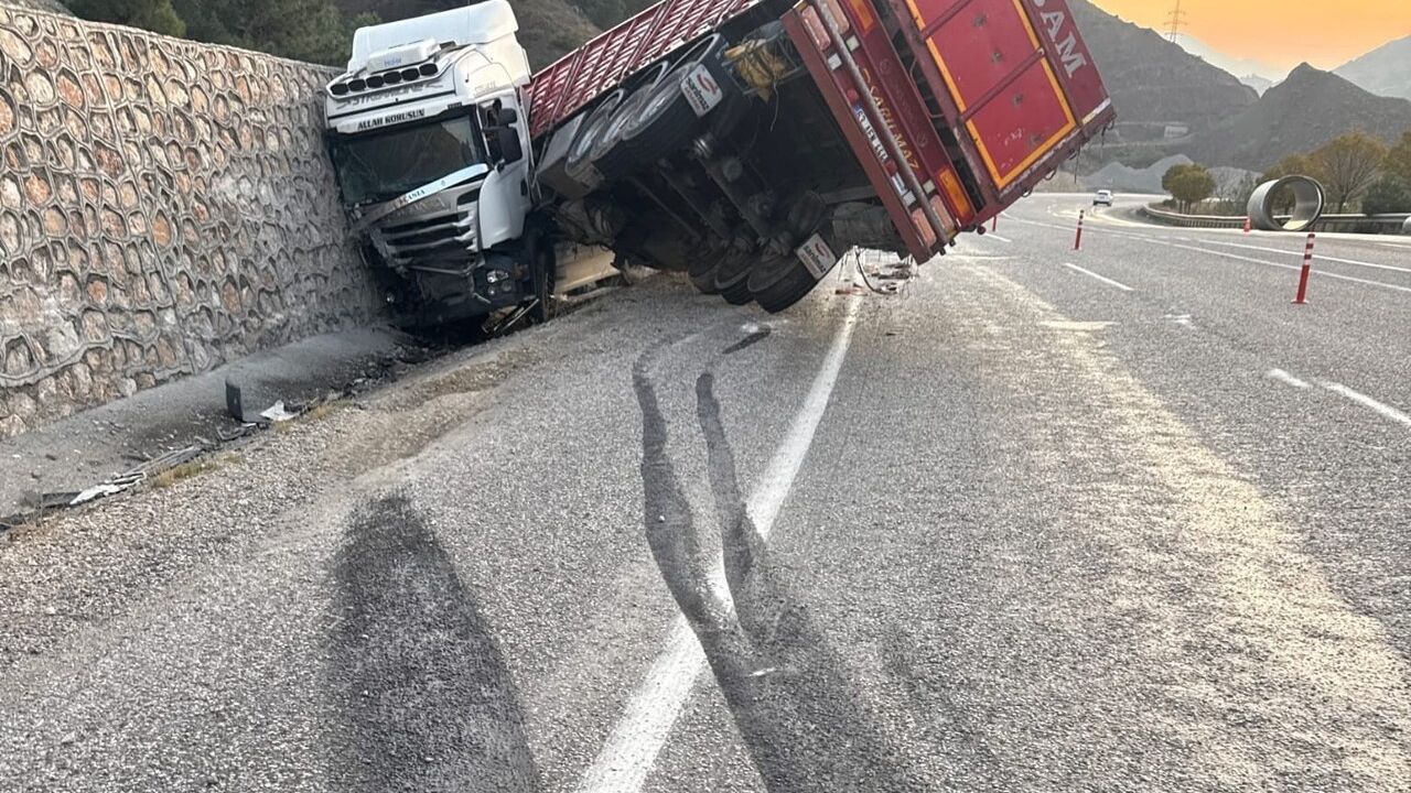 Malatya'da tır istinat duvarına çarptı, sürücü yaralandı