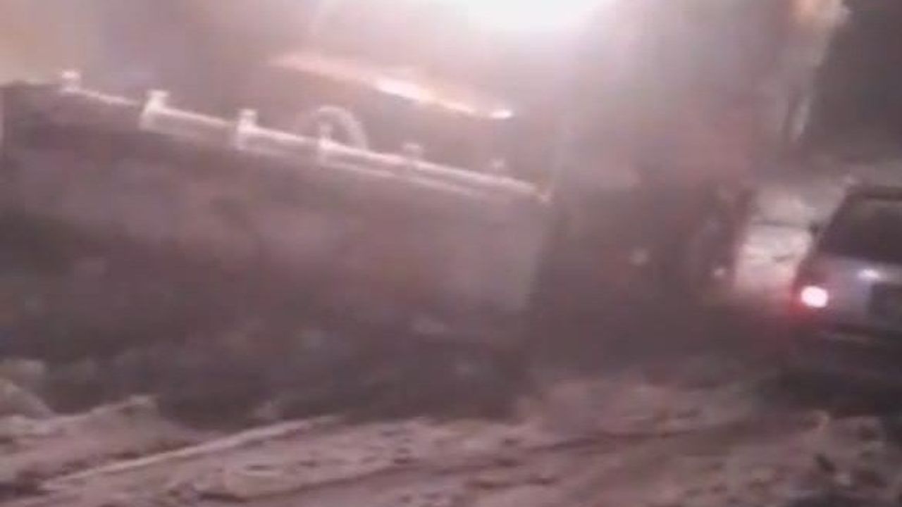 Malatya'da yoğun kar ulaşımı aksattı, çok sayıda araç yolda mahsur kaldı