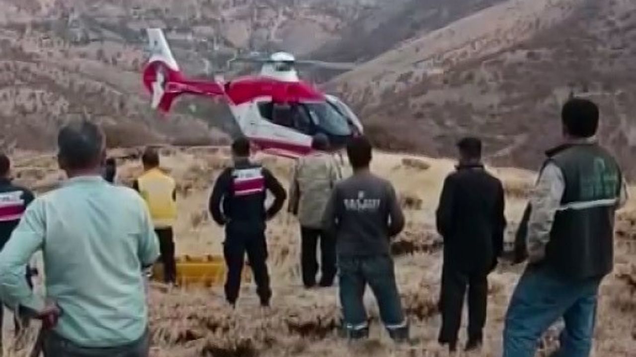 Malatya Doğanşehir'de uçuruma yuvarlanan kişi ambulans helikopterle hastaneye sevk edildi