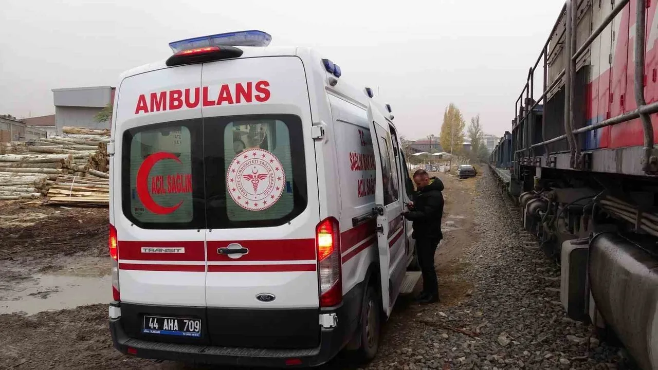 Malatya Kiltepe'de raylara düşen kişiye yük treni çarptı — 1 yaralı