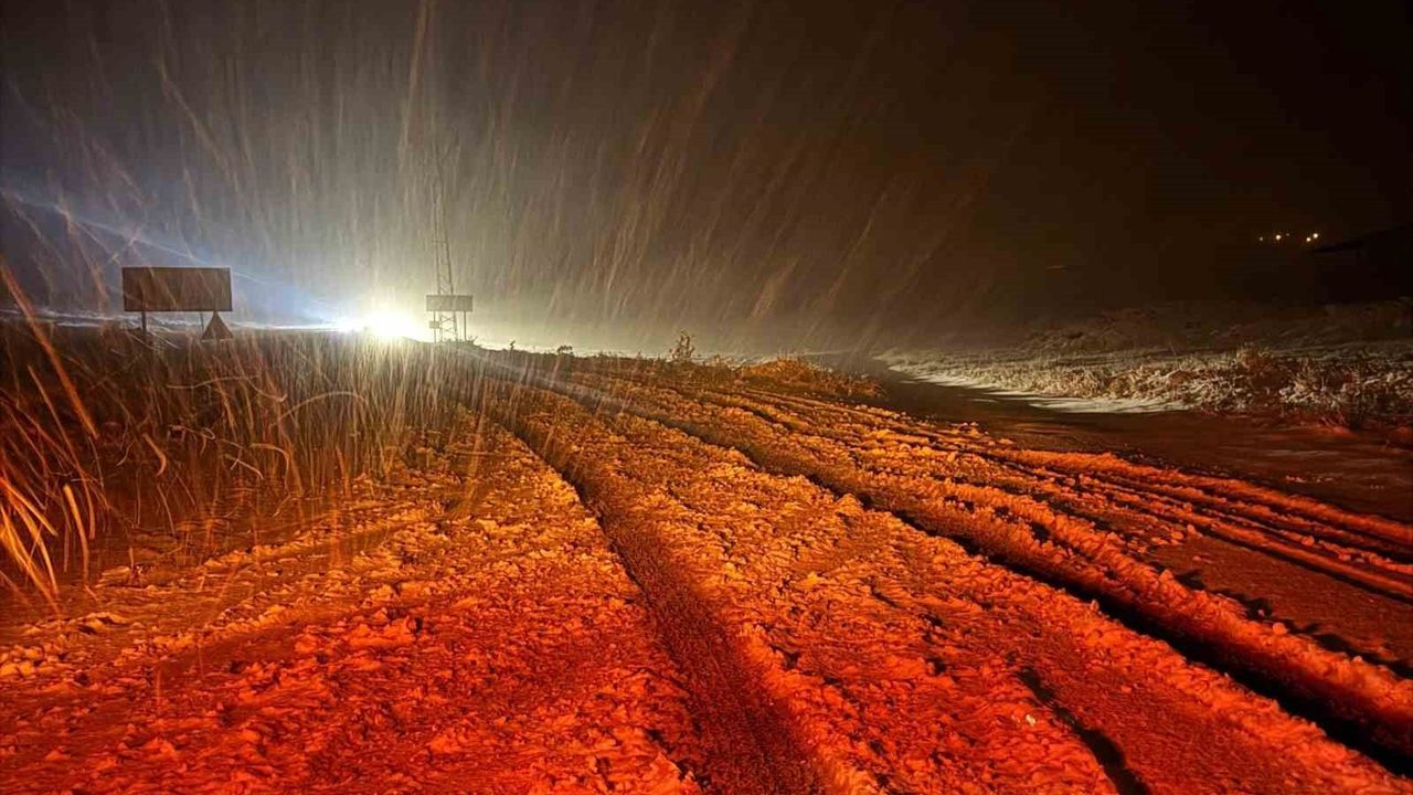 Malatya kırsalında aralıklı kar yağışı: Darende-Ayvalı'da ulaşım zaman zaman aksadı