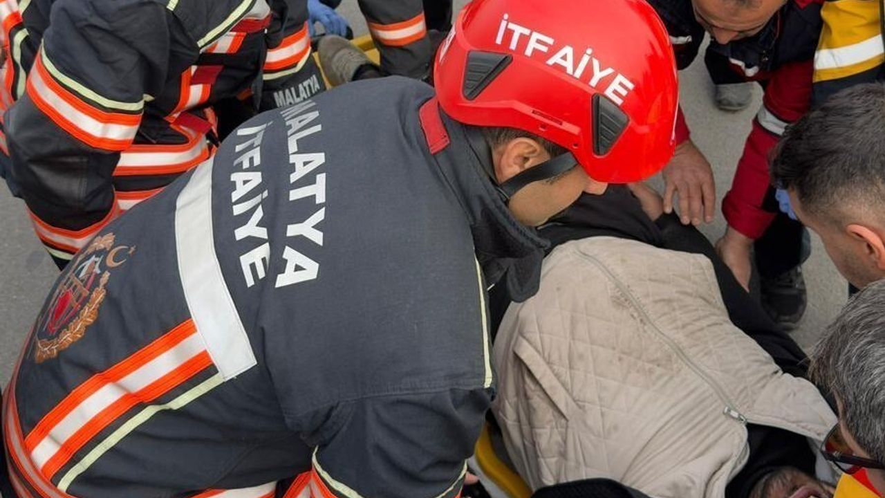 Malatya Kuzey Kuşak Çevreyolu'nda kamyonet ile kamyon çarpıştı — 1 yaralı