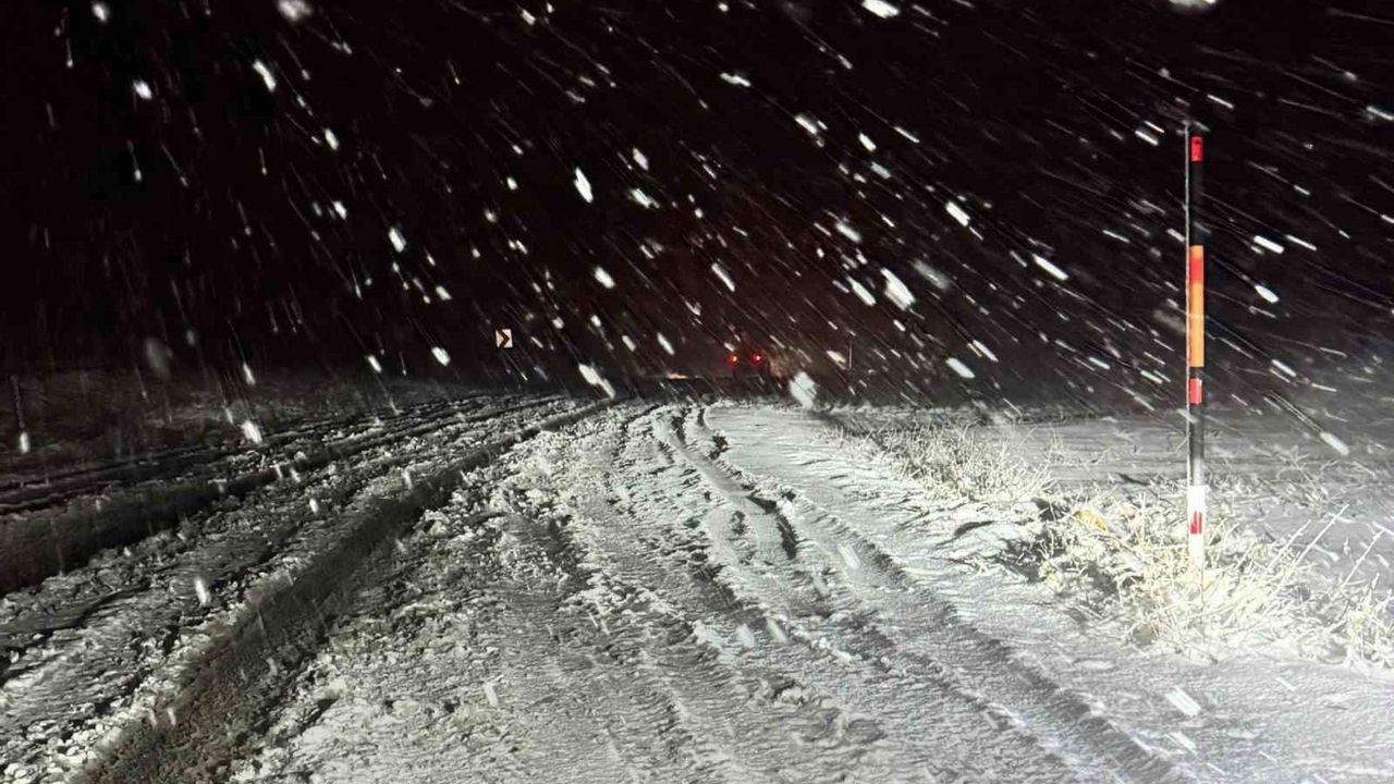 Malatya'nın Akçadağ ve Darende kırsalında kar yağışı ulaşımı etkiledi