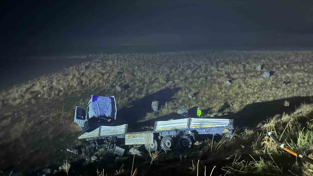 Malatya'nın Doğanşehir ilçesinde çekici şarampole devrildi, sürücü yaşamını yitirdi