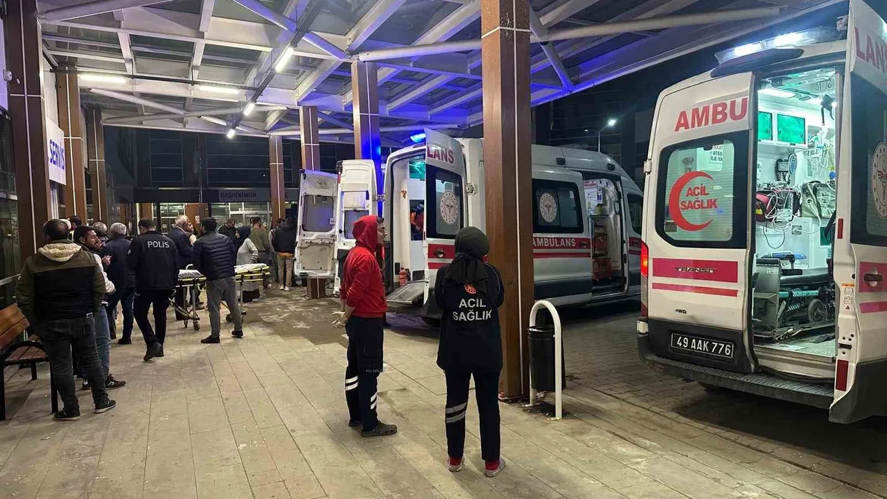 Malazgirt’te ticari taksi takla attı: 7 kişi yaralandı