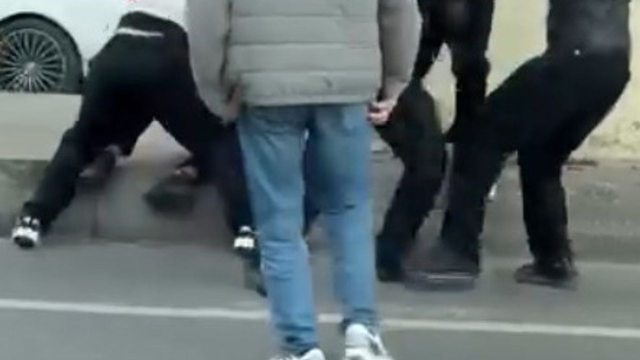 Maltepe E-5’te motorcular arasında kavga: Bostancı Köprüsü'nde tekme ve kaskla darp görüntüleri