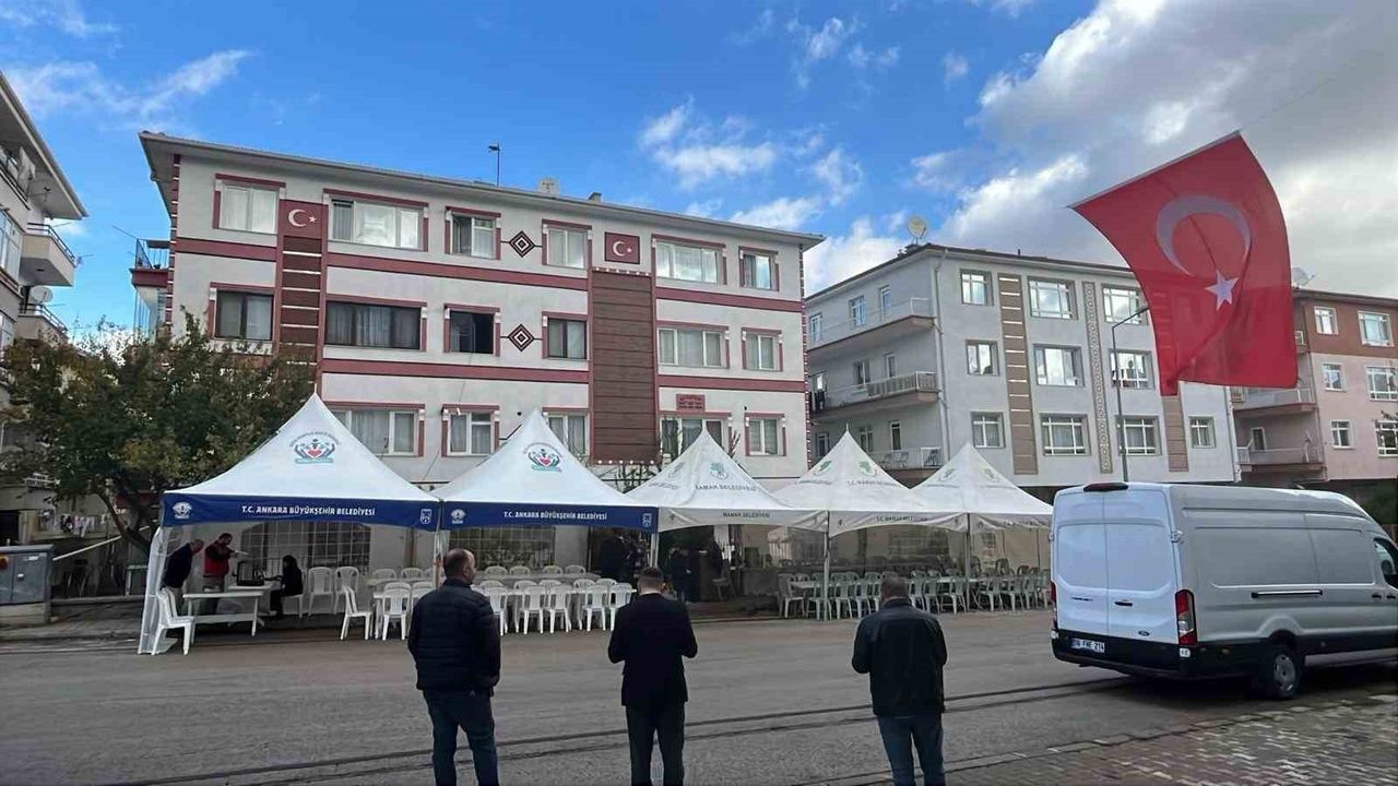 Mamak'ta Şehit Uzman Çavuş Cem Dolapci için Babaevinin Önüne Taziye Çadırı Kuruldu