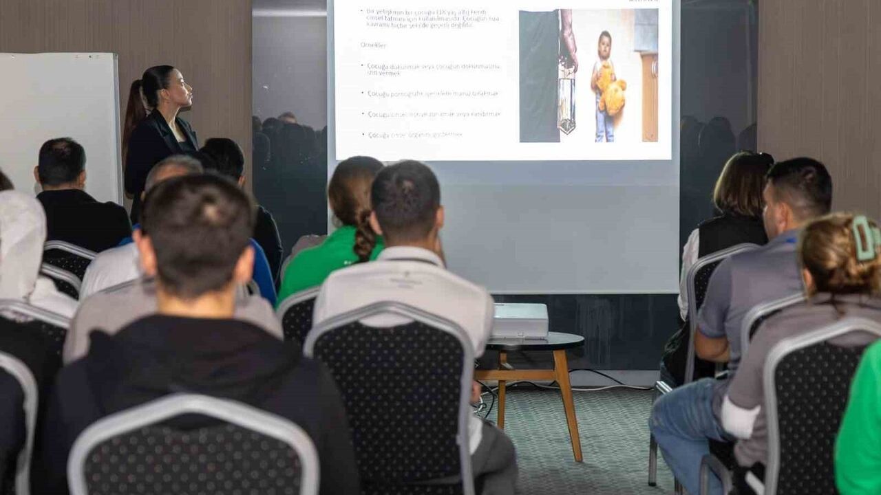 Manavgat Belediyesi, turizm çalışanlarına cinsel istismar ve tacizi önleme eğitimi düzenledi