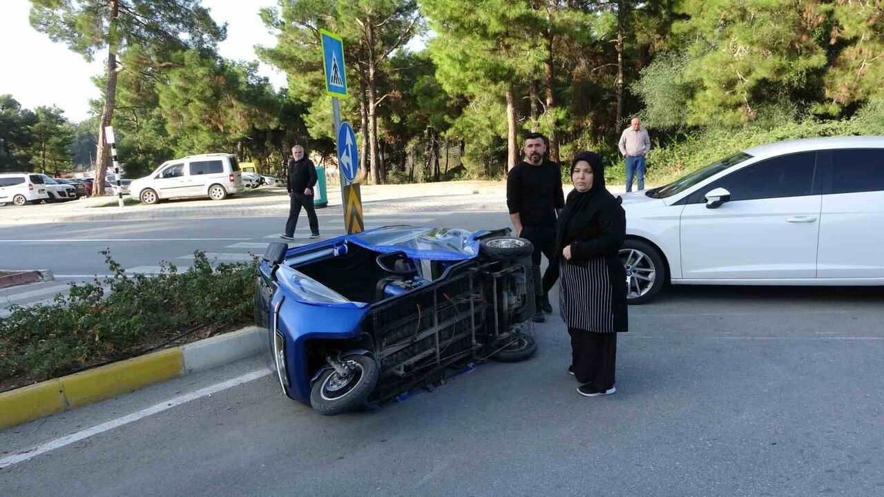 Manavgat’ta 3 tekerli motorlu bisiklet ile otomobil çarpıştı: 1 yaralı
