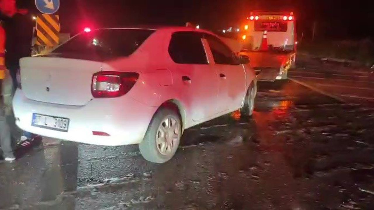 Manavgat'ta D-400 Sülek kavşağında iki otomobil çarpıştı: 3 yaralı