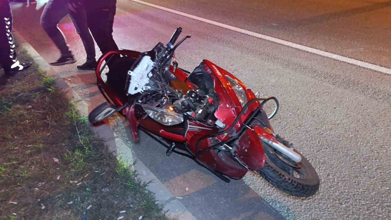 Manavgat'ta emniyet şeridinde duran otomobile motosiklet çarpması: sürücü yaralandı