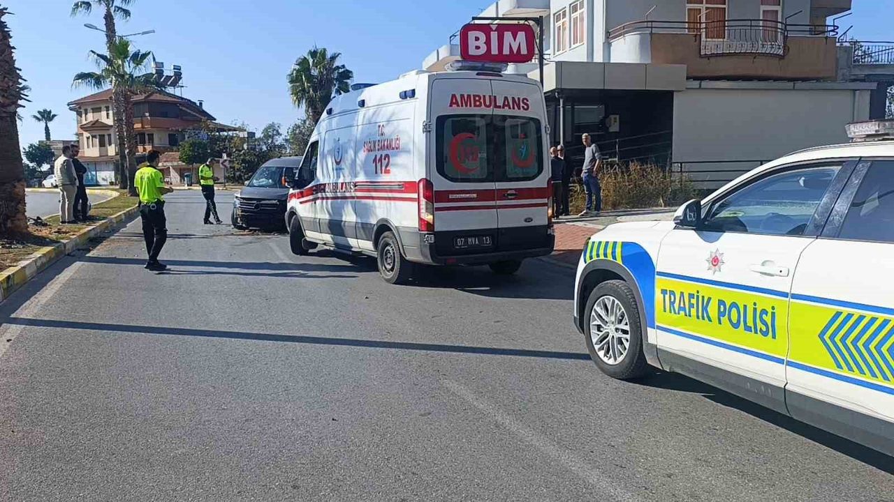 Manavgat’ta hafif ticari araç palmiye ağacına çarptı: sürücü yaralandı