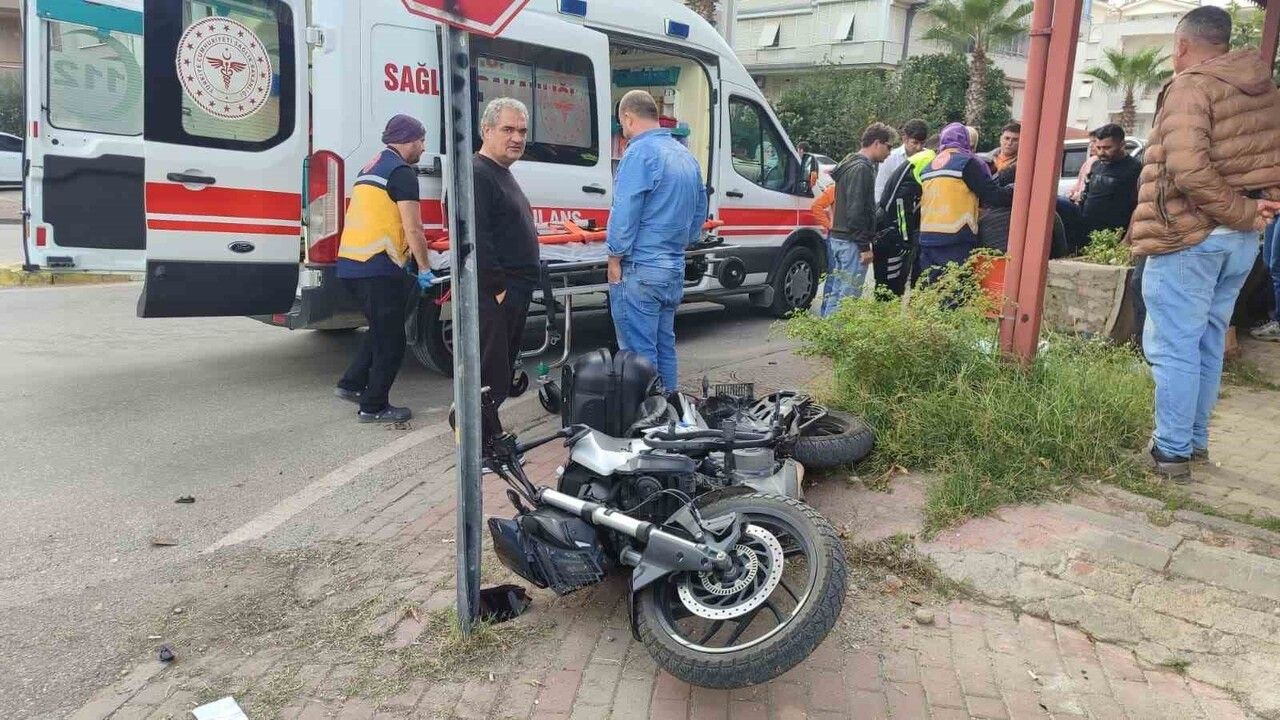 Manavgat'ta kamyonetle motorlu bisiklet çarpıştı: sürücü yaralandı