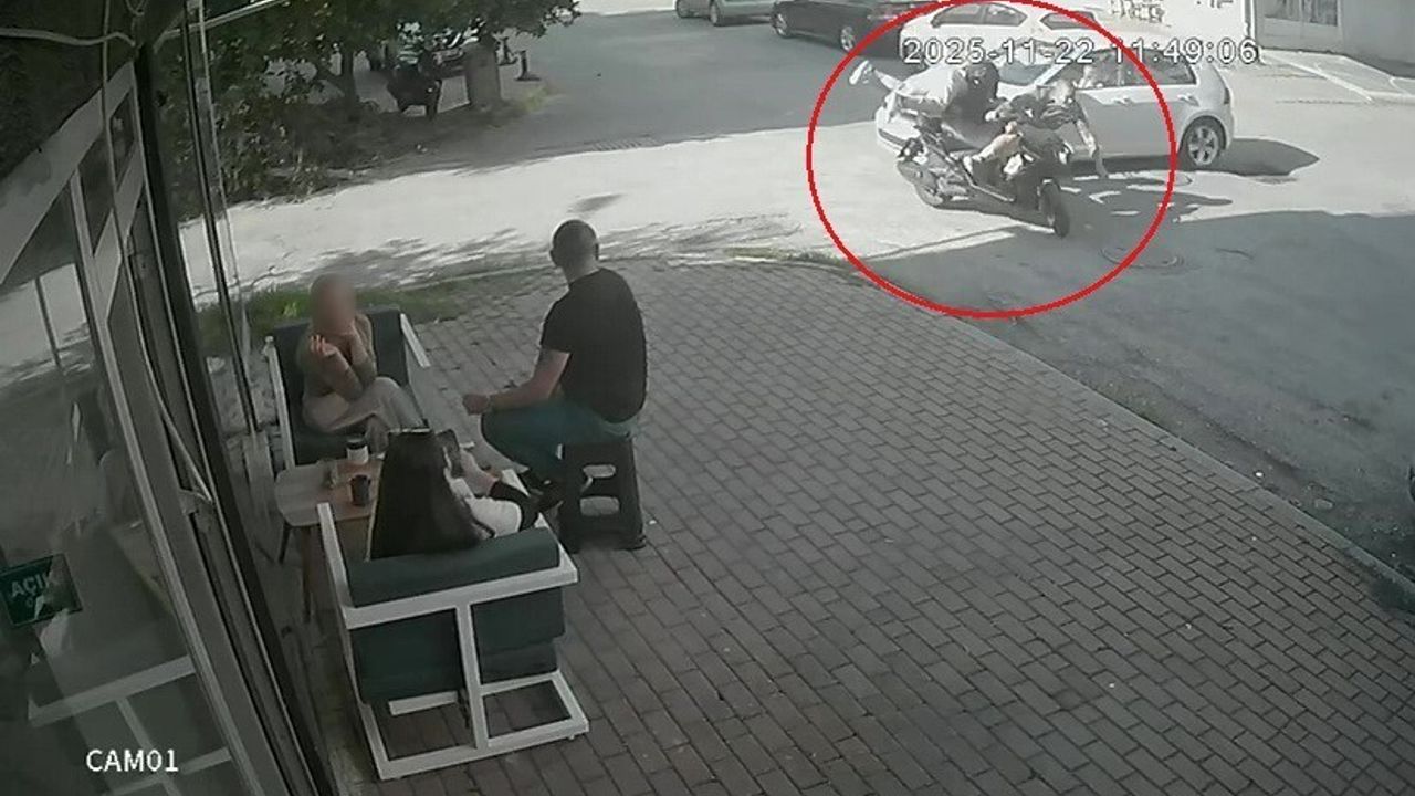 Manavgat'ta kasksız motosiklet yolcusu kaldırıma çarpma tehlikesi atlattı; 1 kişi yaralandı