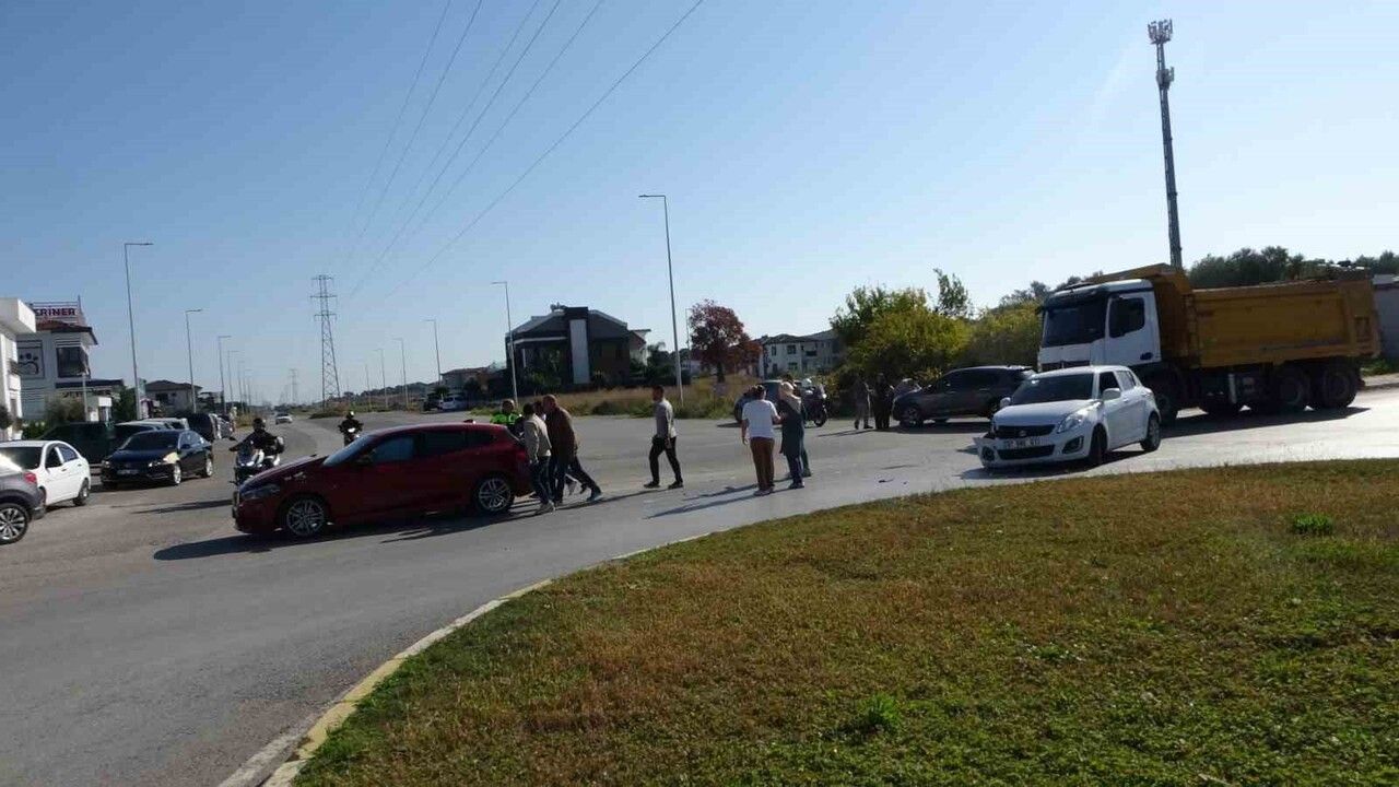 Manavgat'ta kavşakta iki otomobil çarpıştı; güvenlik kamerası kaydetti