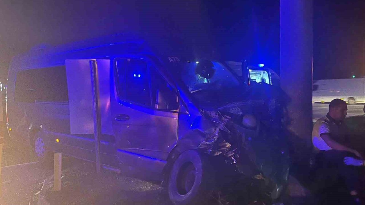 Manavgat'ta kavşakta tur aracı ile otomobil çarpıştı: 4 yaralı