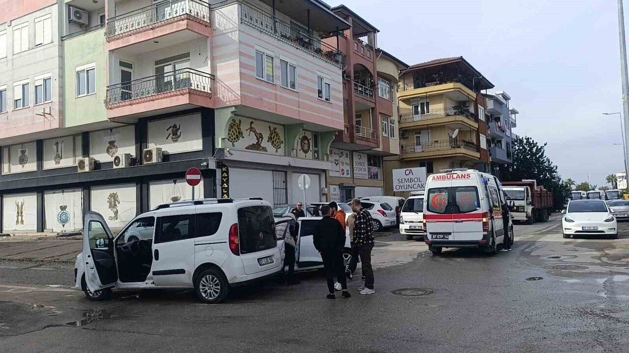 Manavgat'ta kontrolsüz kavşakta çarpışma: 1 yaralı