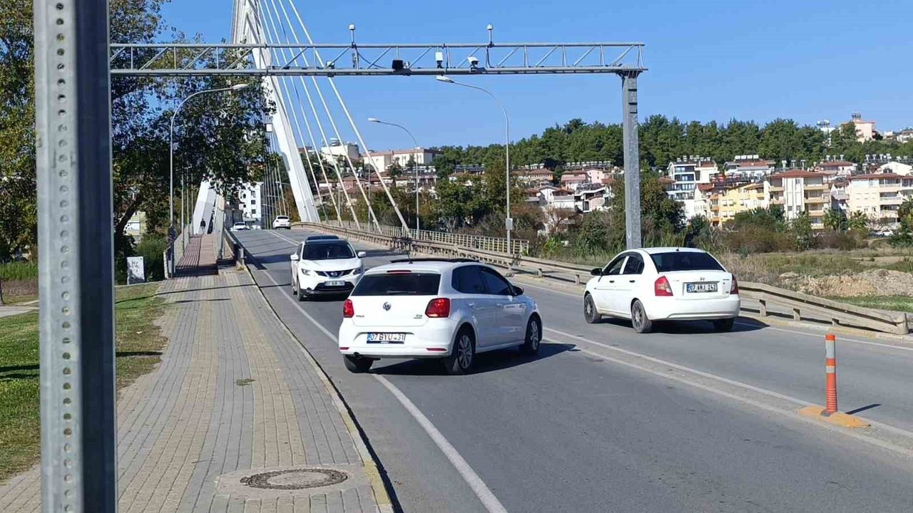 Manavgat’ta köprü girişinde aniden yola çıkan yayaya otomobil çarptı, yaralı hastaneye kaldırıldı