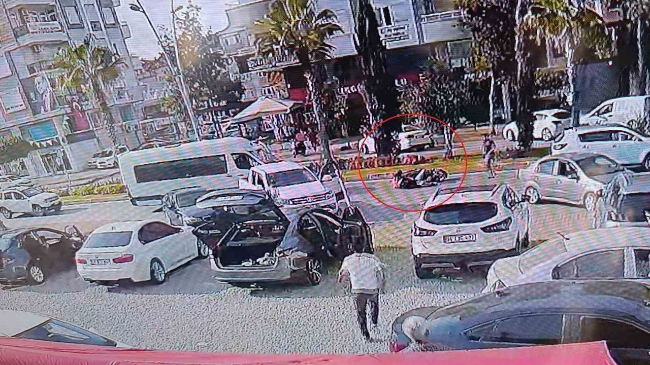 Manavgat'ta motosiklet devrildi: Sürücü ve yolcu yaralandı