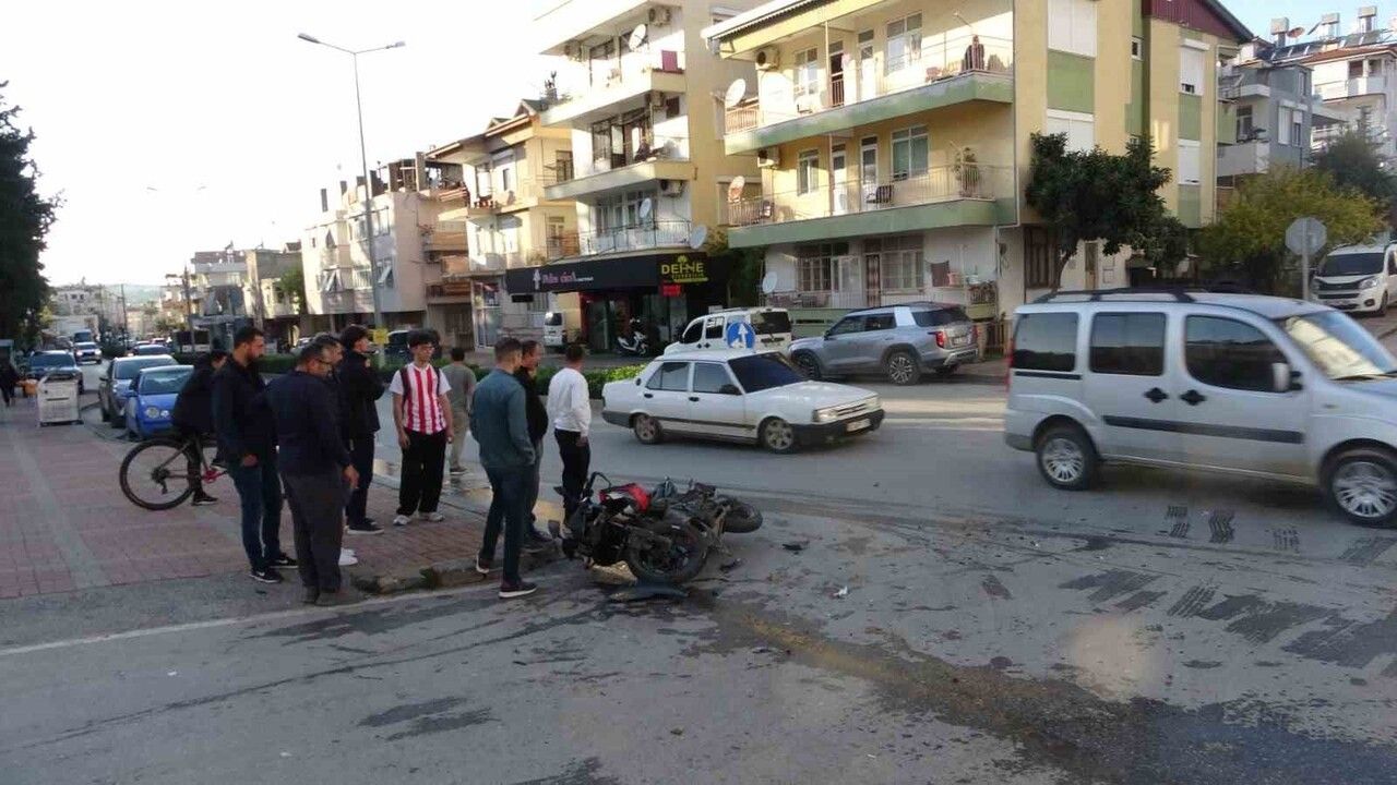 Manavgat'ta motosiklet ile otomobil çarpıştı: Sürücü metrelerce havaya savruldu, hemşire ilk müdahaleyi yaptı