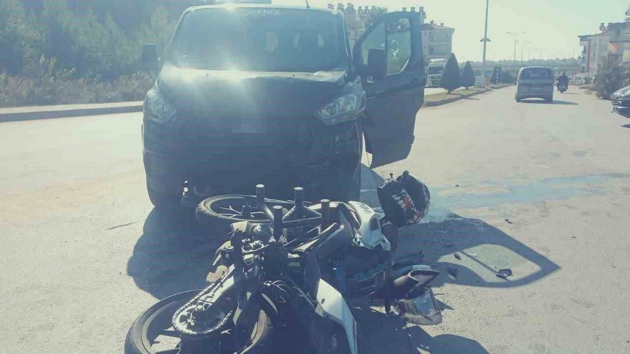 Manavgat'ta motosiklet ile panelvan çarpıştı: Kask sürücüyü ölümden kurtardı