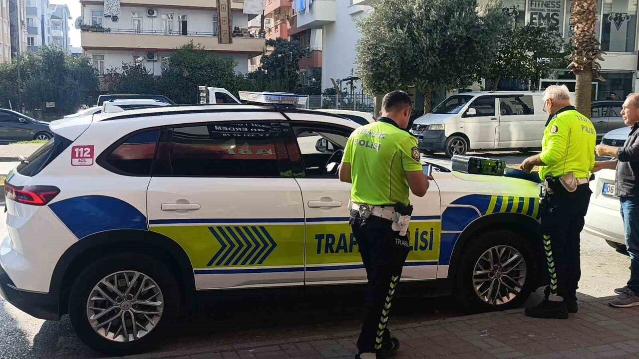 Manavgat'ta motosiklet sağdan geçmek isterken otomobile çarptı, sürücü yaralandı