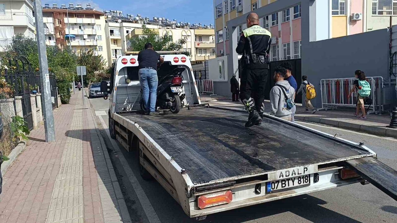 Manavgat'ta okul önünde ehliyetsiz sürücü Mert Kaymaz ve araç sahibine 63.326 TL ceza
