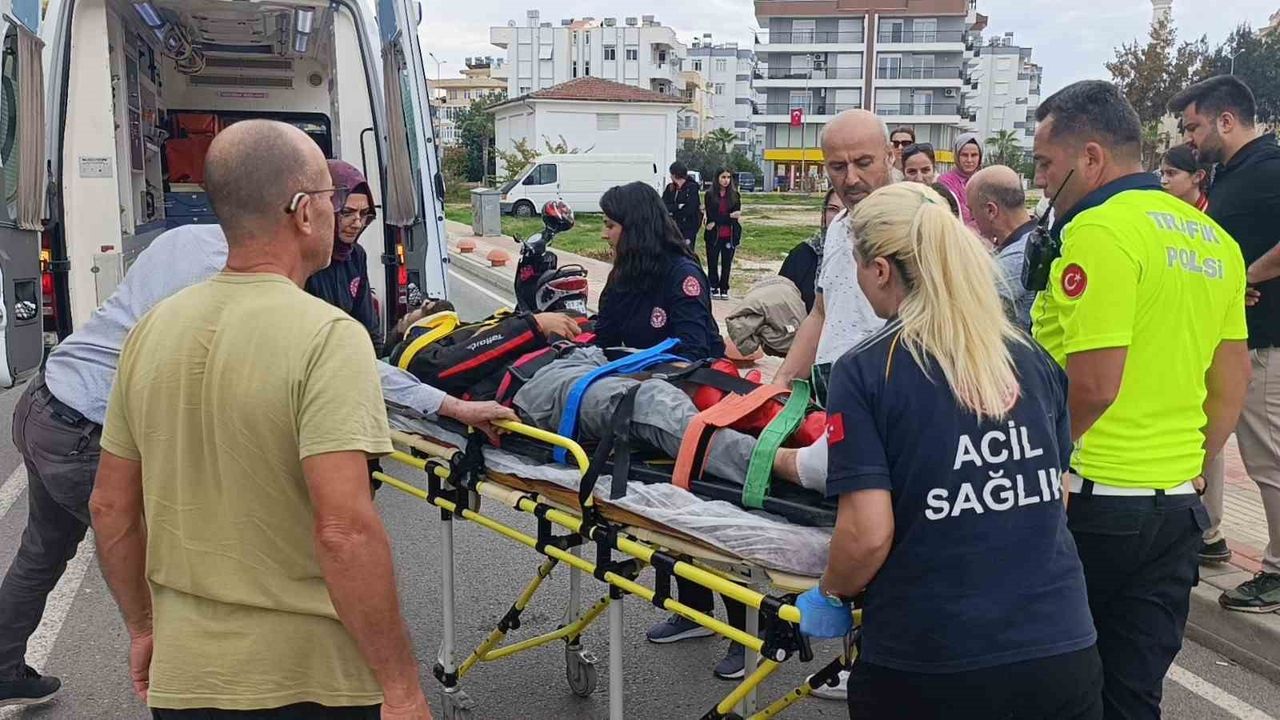 Manavgat’ta otomobil ile motosiklet çarpıştı: 2 sürücü yaralandı