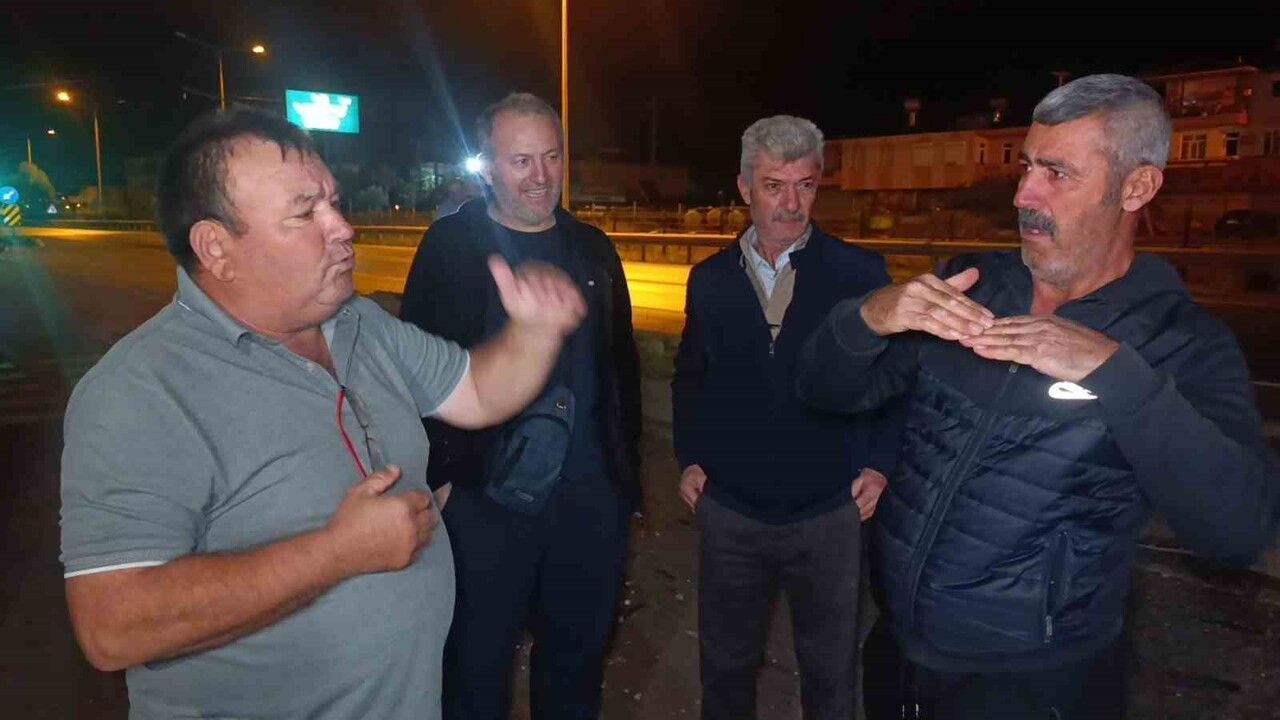 Manavgat’ta otomobil refüje çarpıp havalanarak tali yoldaki hafif ticari araca çarptı