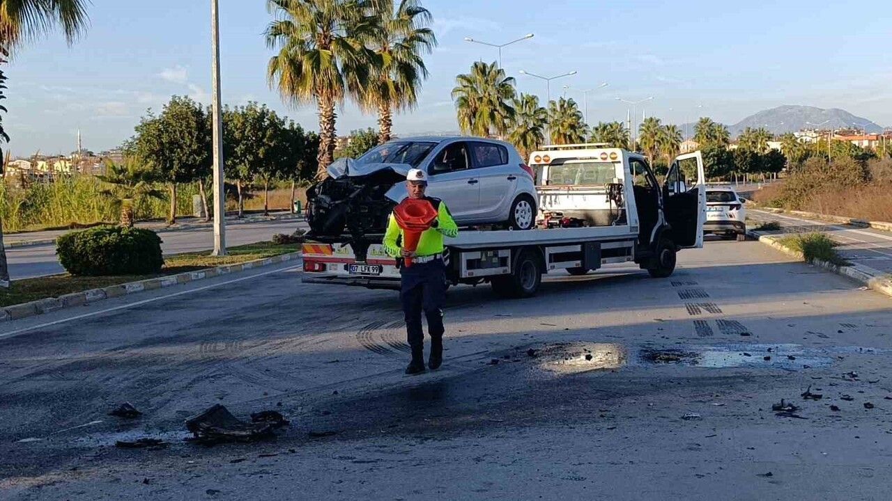 Manavgat'ta palmiyeye çarpan otomobilde 1 yaralı