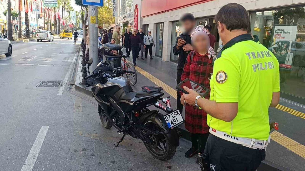 Manavgat'ta plakası bandana ile kapatılan motosiklet sürücüsüne 43 bin 149 TL ceza