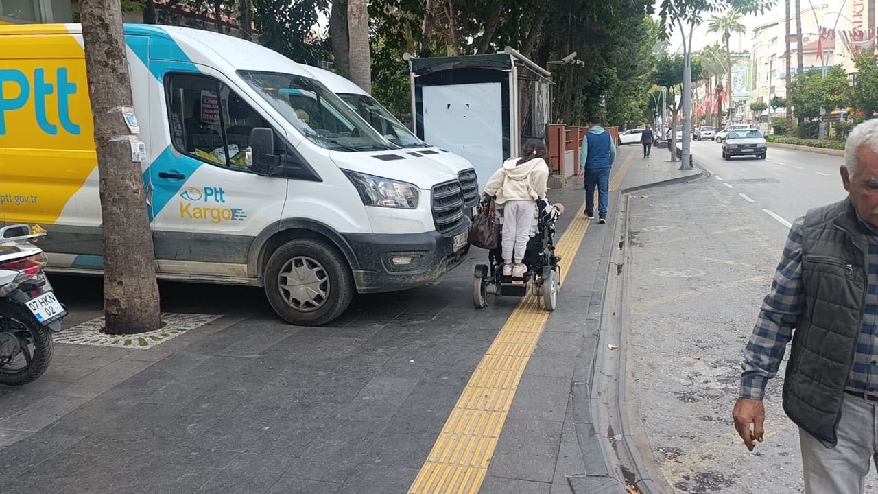 Manavgat'ta PTT Minibüsleri Kaldırımı Kapattı, Görevlinin Yönlendirmesi Tepki Çekti