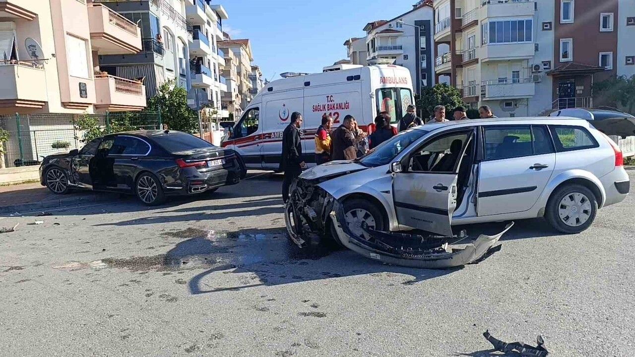 Manavgat'ta resmi sağlık aracı ile otomobil çarpıştı: 2 sağlık çalışanı yaralandı
