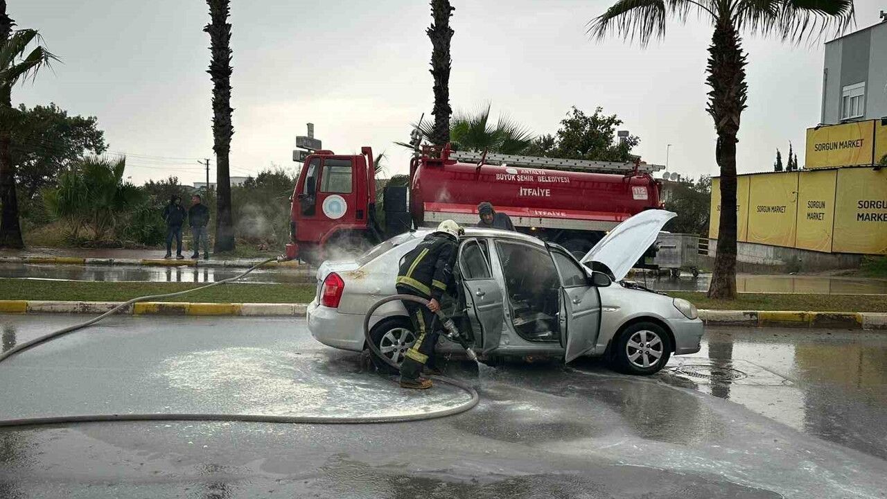 Manavgat'ta seyir halindeki otomobil alev aldı: sürücü ağır yaralandı