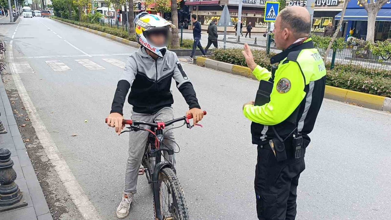 Manavgat'ta trafik polisinden bisikletliye uyarı: 'Bisiklete ceza yazılmaz diye düşünmeyin'
