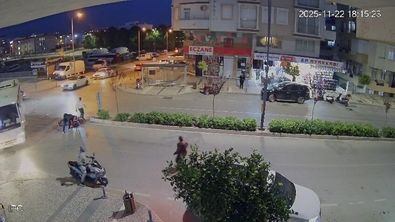 Manavgat'ta 'U' dönüşü tehdidi: Motosiklet sürücüsü fren yapınca devrildi, hastaneye kaldırıldı