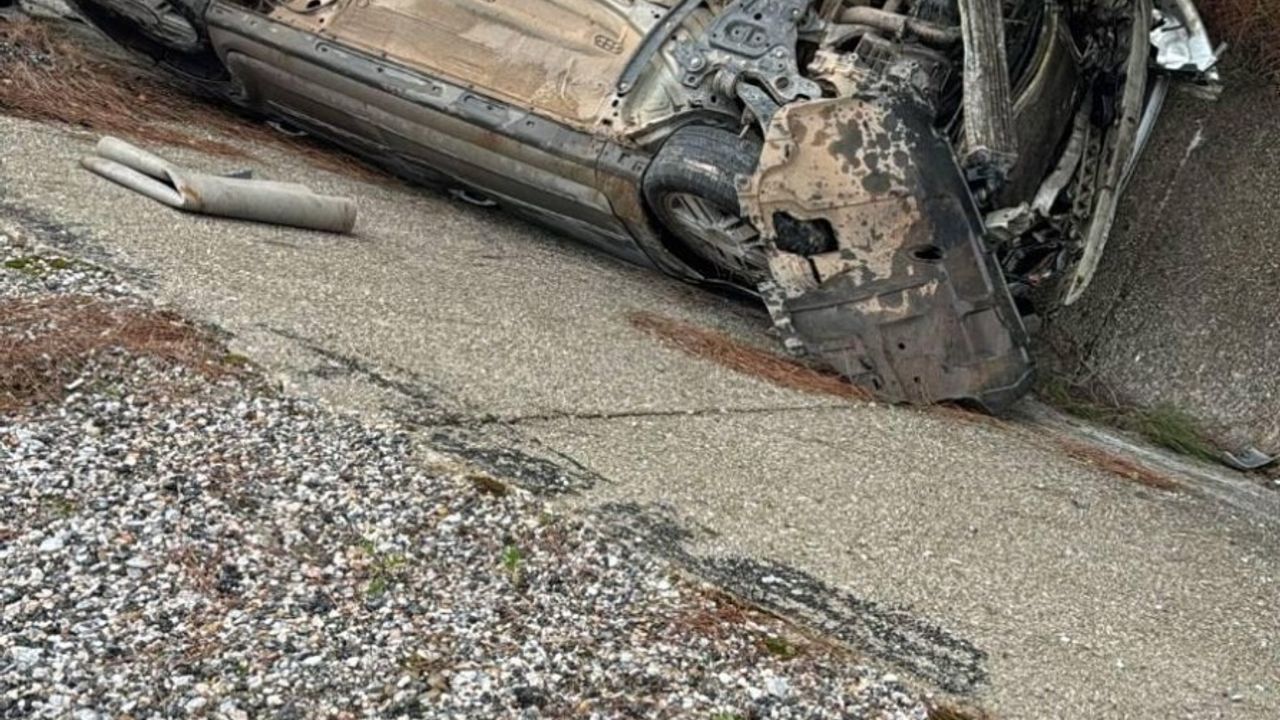 Manavgat’ta yağışlı yolda takla atan otomobilde 2 kişi yaralandı
