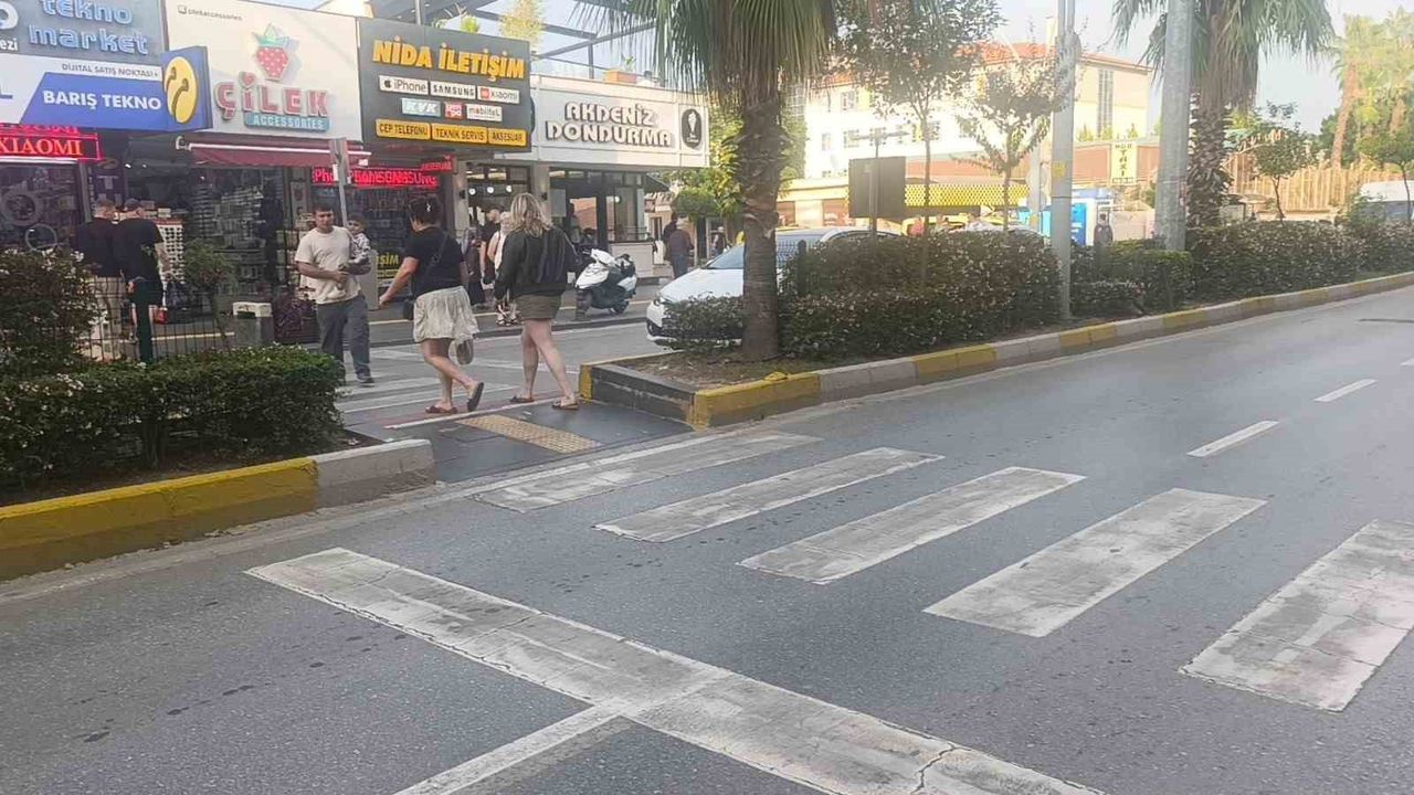 Manavgat'ta yaya geçidinde çarpma: Bisikletli sürücü olay yerinden kaçtı