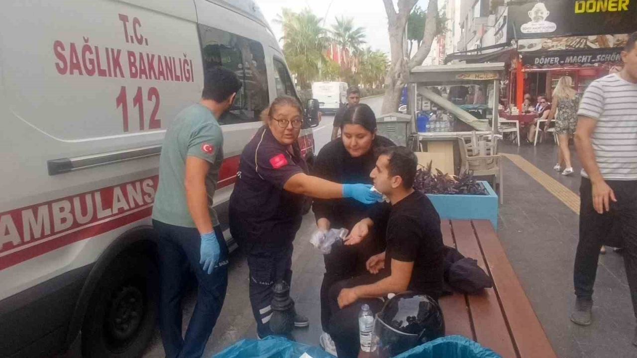 Manavgat'ta yaya geçidinde duran motosiklete çarpmamak için frenleyen sürücü devrildi: 1 yaralı