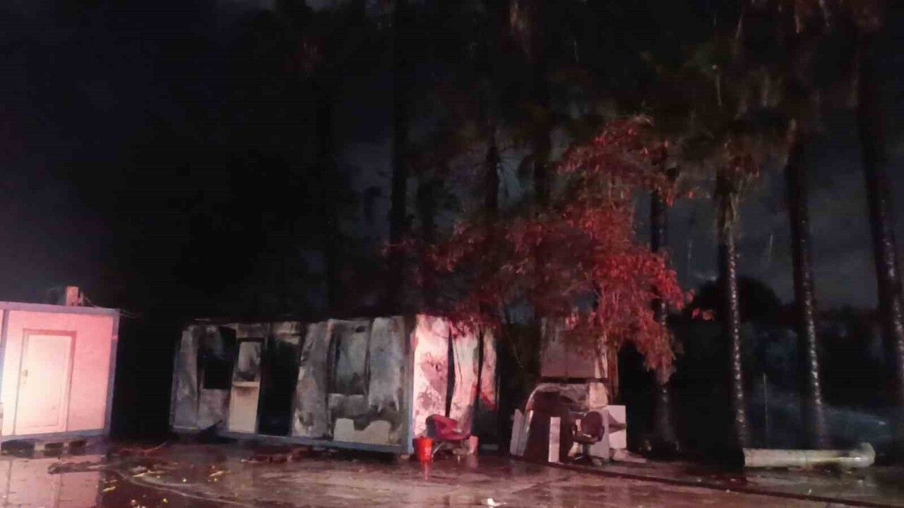 Manavgat'ta yıldırım kaynaklı yangın bir konteyneri kullanılamaz hale getirdi