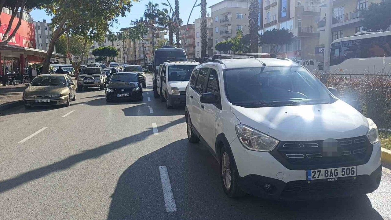 Manavgat’ta zincirleme kaza: 3 araç çarpıştı, 1 kişi yaralandı