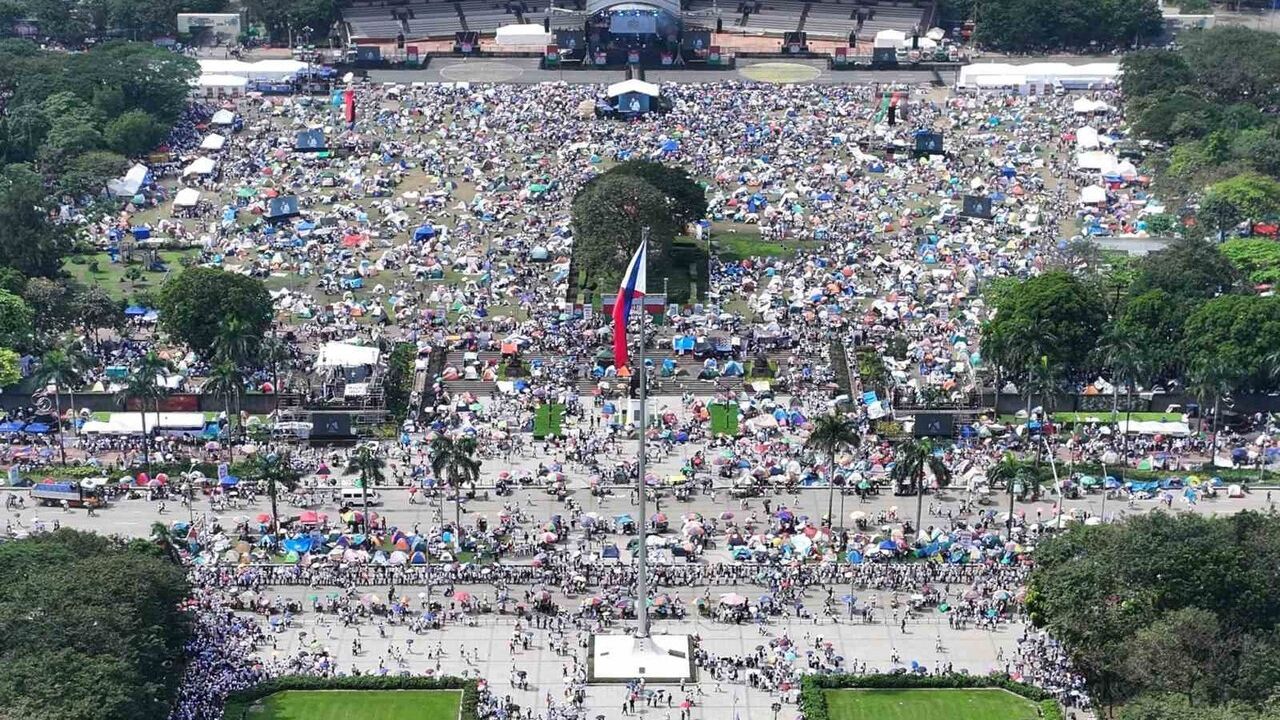 Manila'da 650 binden fazla kişi sel kontrolü projelerindeki yolsuzluk iddialarına karşı sokakta