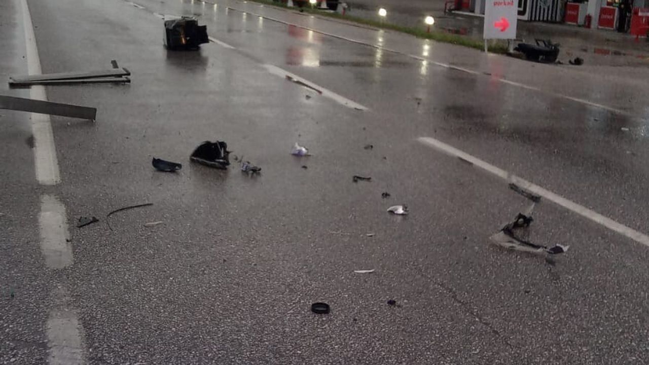 Manisa Akhisar'da tır ile otomobil çarpıştı: Kapaklı Mahallesi'nde karı-koca hayatını kaybetti