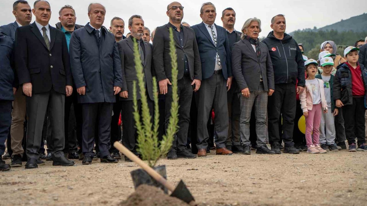 Manisa'da 11 Kasım Milli Ağaçlandırma Günü: 35 Bin Fidan İçin Minik Eller Yangın Bölgesinde Toprakla Buluştu